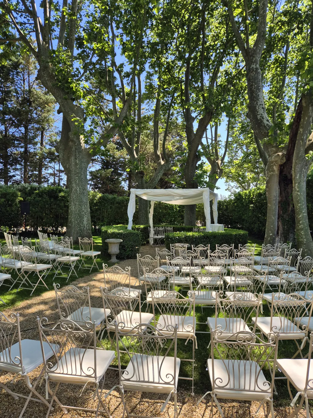 Chaises en fer forgé et arche de cérémonie