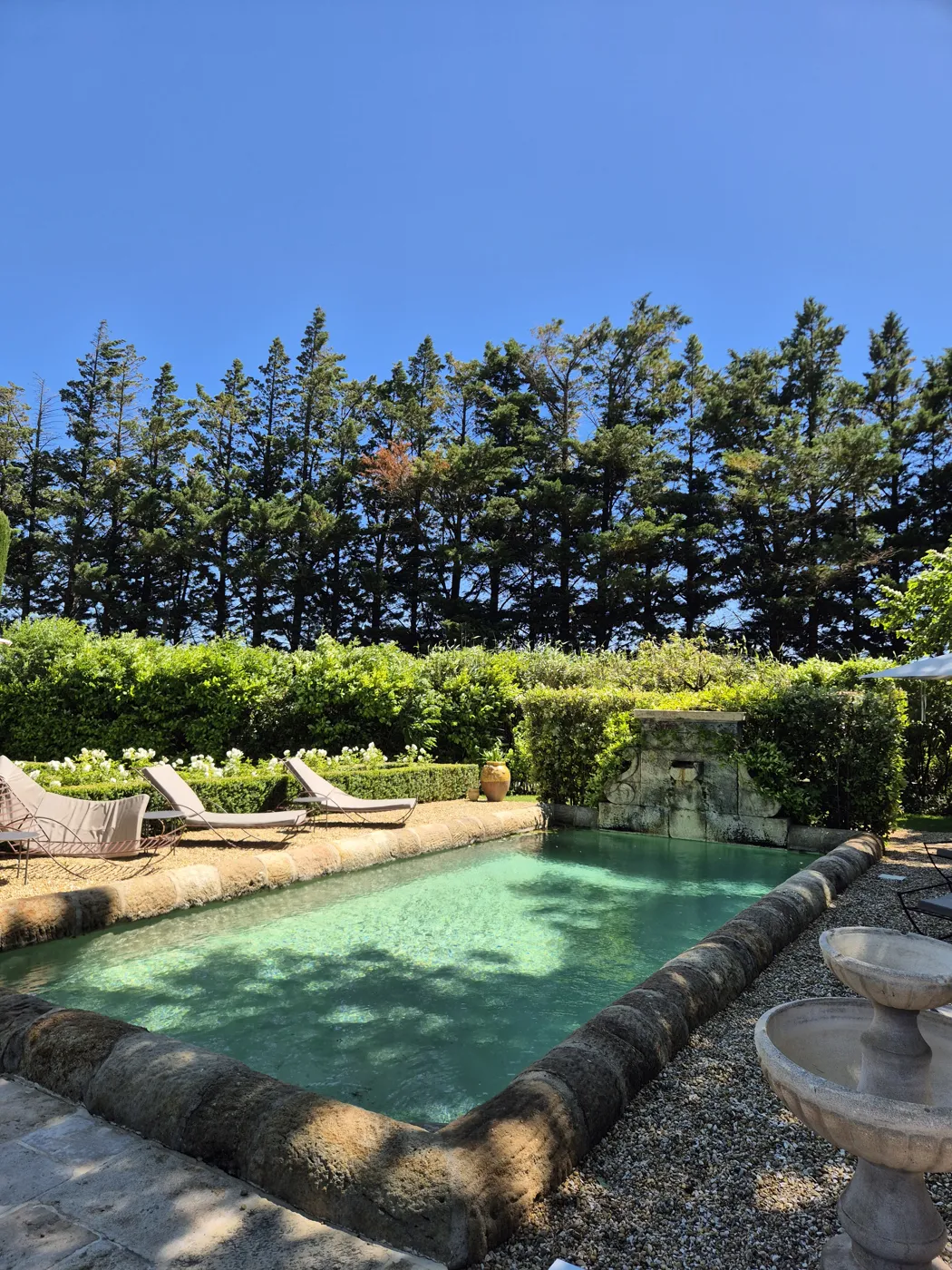 Piscine en pierre d'un domaine provençal