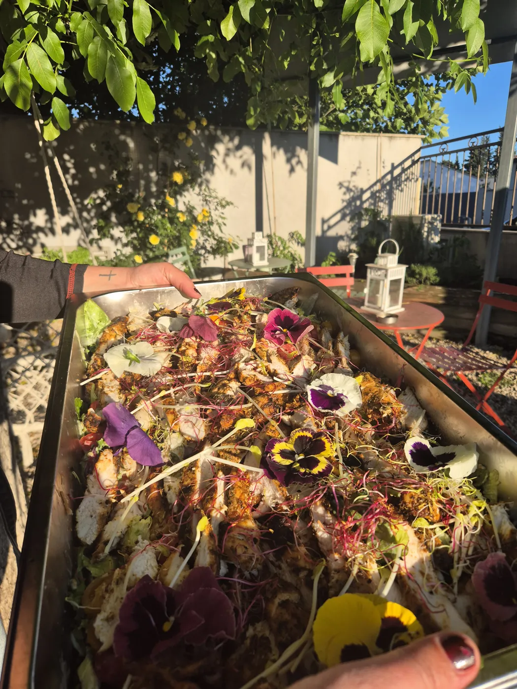 Grand plat de poulet grillé aux fleurs comestibles
