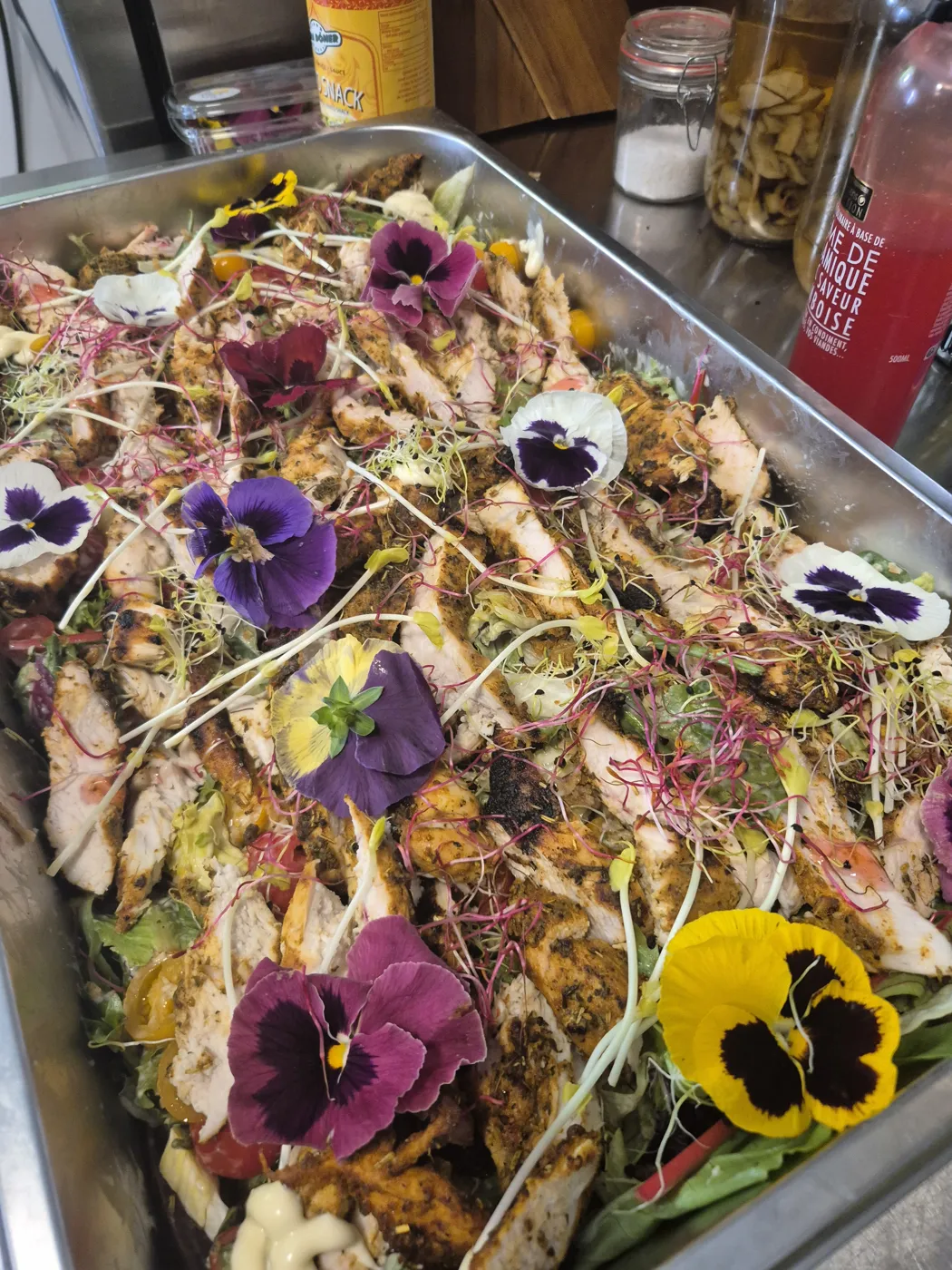 Détail d'un plat traiteur aux fleurs comestibles